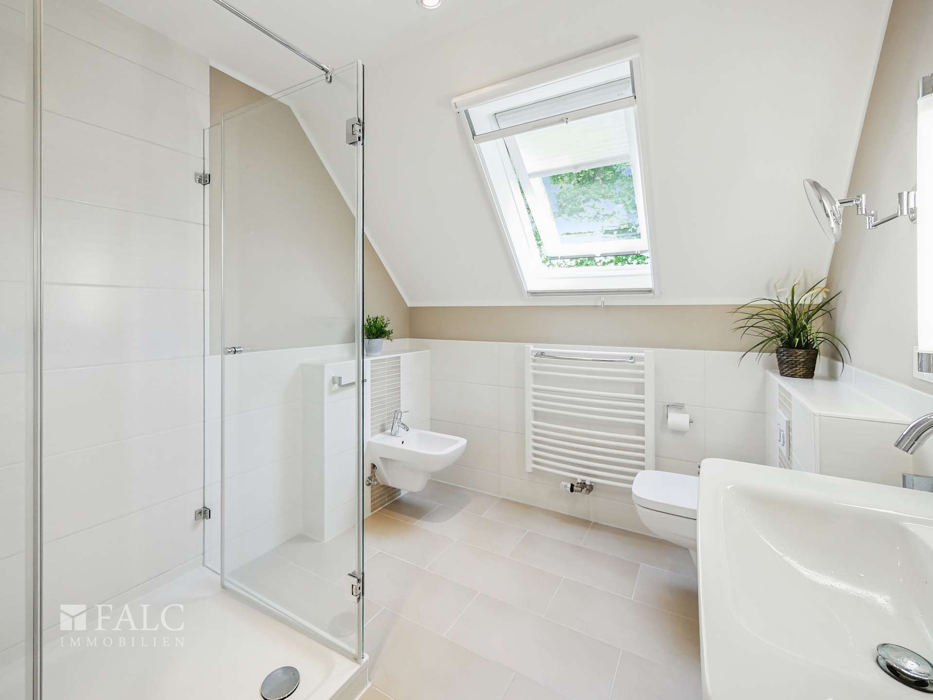 Hauptbad mit Dusche im DG